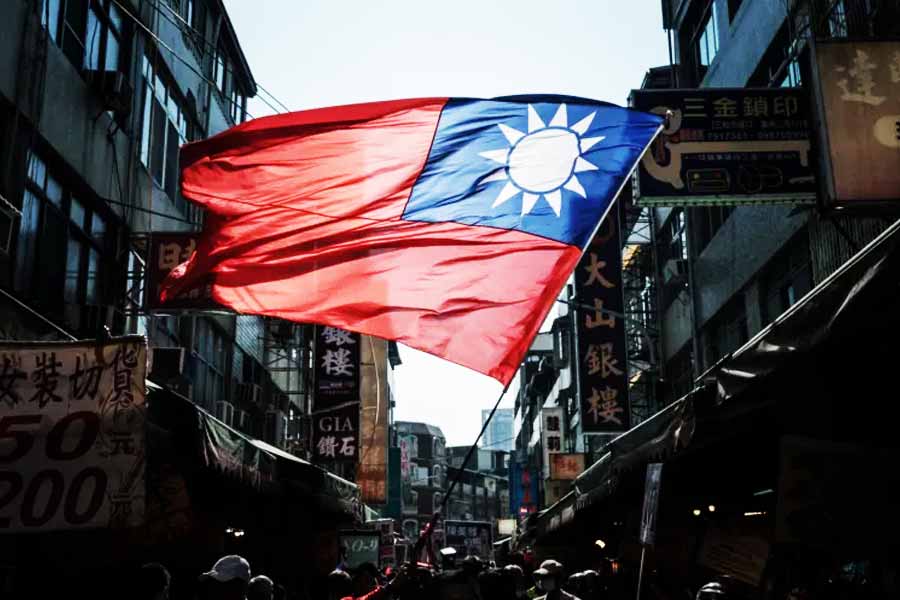 এ-ও স্থির হয় যে, যোগ্যতার পরিচয় দিতে পারলে ওই কর্মীদের স্থায়ী করা হবে এবং তাঁদের সুরক্ষার বিষয়টি দেখবে তাইওয়ান সরকার। প্রসঙ্গত, নব্বইয়ের দশক থেকে ভারতের সঙ্গে তাইওয়ানের দ্বিপাক্ষিক সম্পর্কের ক্রমোন্নতি হয়েছে।