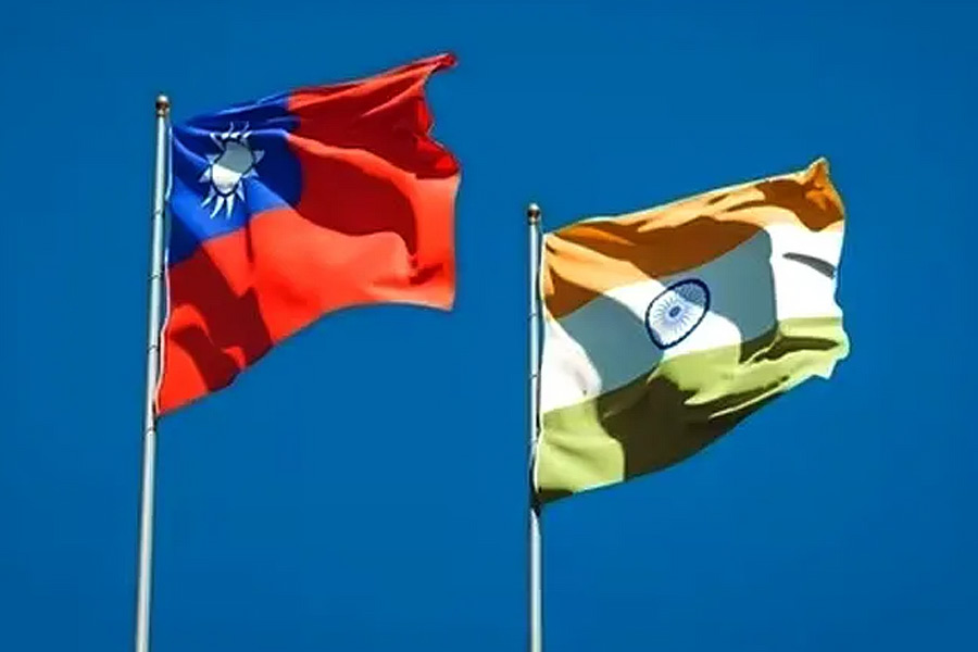 তবে আনুষ্ঠানিক ভাবে নয়াদিল্লি তাইওয়ানকে স্বীকৃতি না-দেওয়ায় কোনও কূটনৈতিক সম্পর্ক নেই। নয়াদিল্লি বা তাইপেইতে নেই কোনও দূতাবাসও। ‘ইন্ডিয়া-তাইপেই অ্যাসোসিয়েশন’ এবং ‘তাইপেই ইকোনমিক অ্যান্ড কালচারাল সেন্টার’-ই কার্যত দুই জায়গার দূতাবাসের ভূমিকা পালন করে।