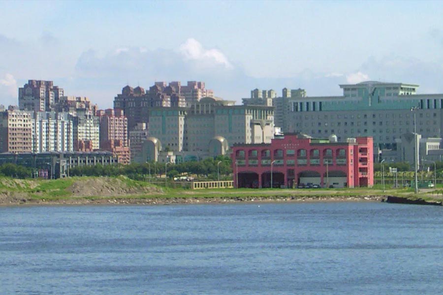 গত দু’বছরে একাধিক বার তাইওয়ানের জল এবং আকাশসীমায় ঢুকে পড়ে আন্তর্জাতিক আইন লঙ্ঘন করছে বেজিং। প্রসঙ্গত, ২০২২ সালের অগস্টে চিনের আপত্তি খারিজ করে আমেরিকার কংগ্রেসের নিম্নকক্ষ হাউস অফ রিপ্রেজ়েনটেটিভসের তৎকালীন স্পিকার ন্যান্সি পেলোসির তাইওয়ান সফরের পরেই নতুন করে উত্তেজনা তৈরি হয়।