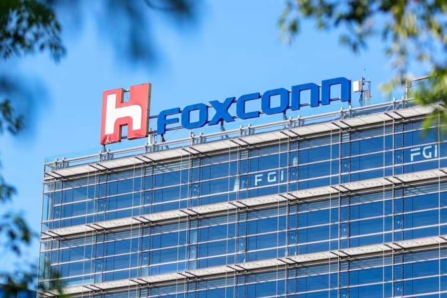 ইয়ুং লিউ বিশ্বের সবচেয়ে বড় চুক্তিভিত্তিক বৈদ্যুতিন সামগ্রী প্রস্তুতকারক সংস্থা ফক্সকনের সিইও। সারা বিশ্বে মোট আইফোনের ব্যবসার ৭০ শতাংশে ফক্সকনের হাত রয়েছে।