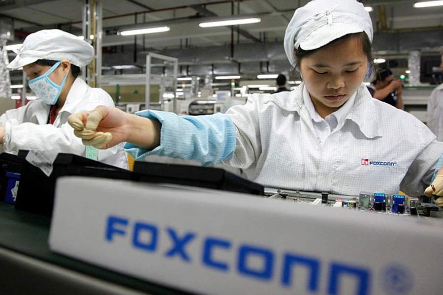 কোভিড অতিমারির পরবর্তী সময় থেকে সুকৌশলে ফক্সকন চিনে পণ্য উৎপাদনের পরিমাণ হ্রাস করেছে। সেই সঙ্গে ভারতে বিনিয়োগ বাড়িয়ে দিয়েছে এই সংস্থা। গত কয়েক বছরে ভারতে ফক্সকনের উপস্থিতি আলাদা করে চোখে পড়েছে।