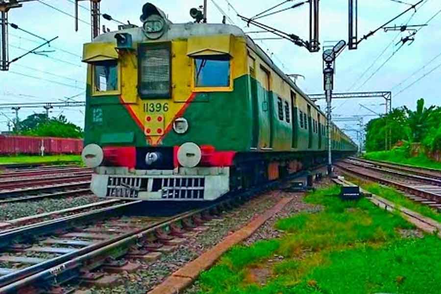 Train service in Sealdah south section is stopped due to cyclone remal dgtl