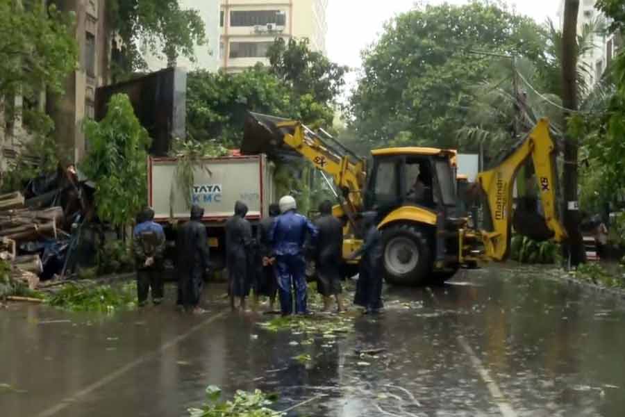 রবিবার সকাল থেকেই আকাশে কালো মেঘ। দফায় দফায় মুষলধারে বৃষ্টি। বেলা গড়ানোর সঙ্গে সঙ্গে দাপট বাড়তে থাকে ঘূর্ণিঝড় রেমালের। রবিবার রাত থেকে সমুদ্র আরও উত্তাল হয়ে যায়। প্রবল বৃষ্টি, ঝোড়ো হাওয়াকে সঙ্গী করে কোথায় আছড়ে পড়েছিল রেমাল? কেমন ছিল তার গতিপ্রকৃতি? রেমাল শব্দের অর্থই বা কী?