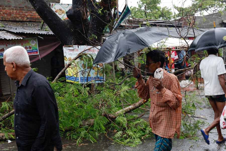 রেমাল নামটি ওমানের দেওয়া। আরবি ভাষায় এই শব্দের অর্থ ‘বালি’। রেমালের গতিবেগ ছিল ঘণ্টায় ১০০ থেকে ১১০ কিলোমিটার। সাময়িক সর্বোচ্চ বেগ ছিল ঘণ্টায় ১২০ কিলোমিটার।