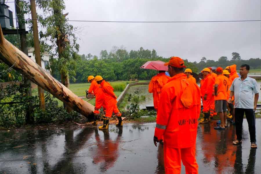 আমপান-রোষের এক বছরের মাথায় ২০২১ সালের ২৬ মে ঘণ্টায় ১৫৫ কিলোমিটার বেগে পশ্চিমবঙ্গে আছড়ে পড়ে ঘূর্ণিঝড় ইয়াস। ইয়াস বিদায়ের প্রায় তিন বছর পর রেমাল আবার তাণ্ডব চালাল বাংলায়।