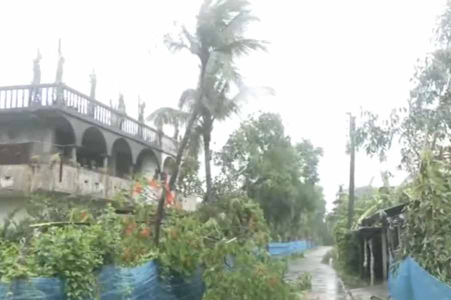 সোমবার সকালে ঝড়ের মাত্রা কমলেও কলকাতা এবং পার্শ্ববর্তী জেলাগুলিতে সোমবার সকাল থেকে ভারী থেকে অতি ভারী বৃষ্টি হয়ে চলেছে। রাস্তাঘাটে জমে গিয়েছে হাঁটুজল। 