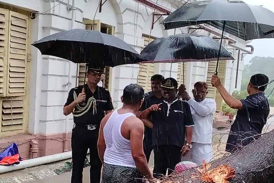 ঘূর্ণিঝড় রেমাল মোকাবিলায় কী কী প্রস্তুতি নেওয়া হয়েছে, তা খতিয়ে দেখতে দায়িত্বপ্রাপ্ত সরকারি আধিকারিকদের কাছে রবিবার সন্ধ্যায় বৈঠকে বসেছিলেন প্রধানমন্ত্রী নরেন্দ্র মোদী। 