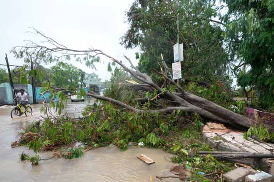 রবিবার সন্ধ্যা ৭টা নাগাদ উত্তর বঙ্গোপসাগরের উপর দিয়ে উত্তর দিকে এগিয়ে যায় রেমাল। রেমাল তখন পশ্চিমবঙ্গের সাগরদ্বীপের ১৬০ কিলোমিটার দক্ষিণ-পূর্বে, ক্যানিংয়ের ১৯০ কিলোমিটার দক্ষিণ এবং দক্ষিণ-পূর্বে, বাংলাদেশের মোংলা থেকে ২২০ কিলোমিটার দক্ষিণে এবং বাংলাদেশের খেপুপাড়ার ১৮০ কিলোমিটার দক্ষিণ এবং দক্ষিণ-পশ্চিমে ছিল ঘূর্ণিঝড়ের অবস্থান।