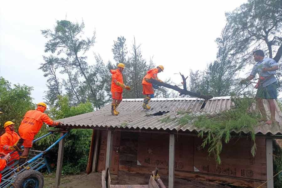 ঘূর্ণিঝড়ের প্রভাবে উত্তর এবং দক্ষিণ ২৪ পরগনা, কলকাতা, পূর্ব মেদিনীপুর, হাওড়া, হুগলিতে ভারী থেকে অতি ভারী বৃষ্টি হয়। রবিবার রাতে বৃষ্টির কারণে জেলাগুলিতে লাল সতর্কতা জারি করা হয়েছিল। 