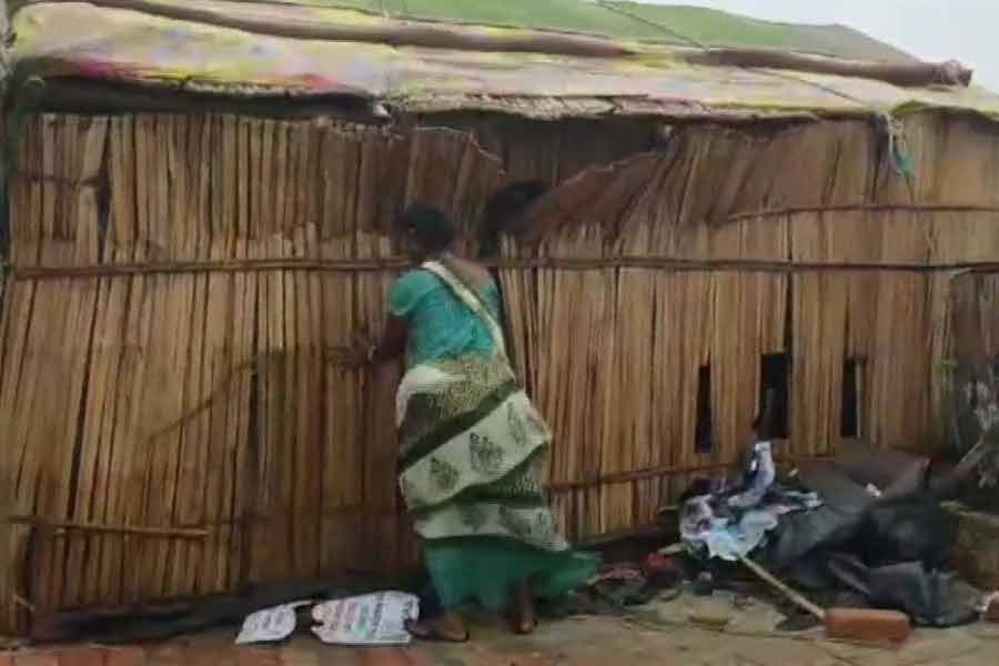 সোমবার সকালে রেমাল তার দাপট কমিয়ে সাধারণ ঘূর্ণিঝড়ে পরিণত হলেও সোমবার নদিয়া, মুর্শিদাবাদে ভারী থেকে অতি ভারী বৃষ্টির সম্ভাবনা রয়েছে। সেই জেলাগুলিতে জারি করা হয়েছে লাল সতর্কতা। কলকাতা, হাওড়া, দুই ২৪ পরগনা, হুগলি, বীরভূম এবং পূর্ব বর্ধমানে ভারী থেকে অতি ভারী বৃষ্টির জন্য কমলা সতর্কতা জারি করা হয়েছে। দক্ষিণবঙ্গের বাকি জেলাতেও ভারী বৃষ্টির জন্য হলুদ সতর্কতা জারি।