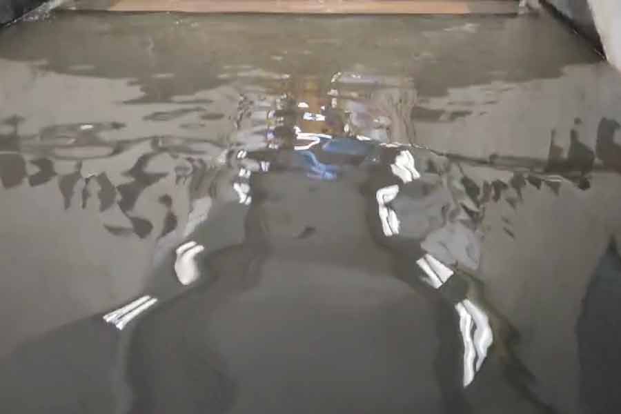 রবিবার ঘূর্ণিঝড় রেমালের জেরে রাতভর বৃষ্টির ফলে সোমবার সকাল থেকেই বিপর্যস্ত কলকাতার মেট্রো পরিষেবা। পার্ক স্ট্রিট এবং এসপ্ল্যানেড মেট্রো স্টেশনের মাঝের ট্র্যাকে বৃষ্টির কারণে জল ঢুকে পড়েছে। স্টেশনের একাংশ-সহ পার্ক স্ট্রিট স্টেশন জলের তলায়। তাই সোমবার সাতসকাল থেকেই ব্যাহত মেট্রো পরিষেবা। 