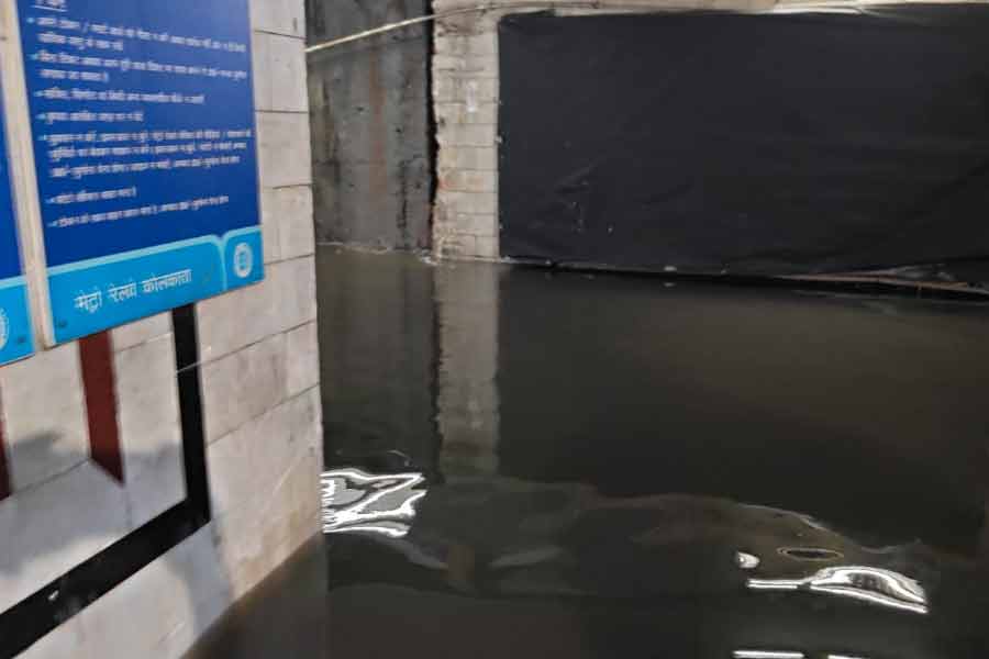 জল জমে যাওয়ার কারণে গিরিশ পার্ক থেকে মহানায়ক উত্তমকুমার (টালিগঞ্জ) পর্যন্ত মেট্রো পরিষেবা পুরোপুরি বন্ধ। আপ এবং ডাউন কোনও দিকেই মেট্রো চলছে না ওই অংশে। সকাল ৭টা ৫১ মিনিট থেকে মেট্রো পরিষেবা ব্যাহত হয়েছে বলে মেট্রো সূত্রে খবর। ফলে বিপদে পড়েছেন নিত্যযাত্রীরা।