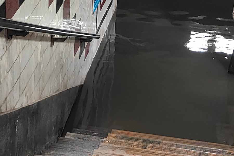 মেট্রো সূত্রে খবর, পার্ক স্ট্রিট এবং এসপ্ল্যানেডের মধ্যবর্তী ট্র্যাকে জল জমে থাকার কারণে ট্রেন চলাচলে সমস্যা দেখা দিয়েছে। তবে মহানায়ক উত্তমকুমার থেকে কবি সুভাষ এবং গিরিশ পার্ক থেকে দক্ষিণেশ্বর স্টেশন পর্যন্ত মেট্রো চলাচল করছে।