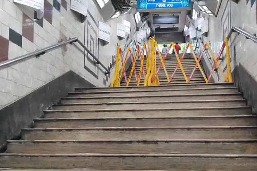 কলকাতার বিভিন্ন এলাকা-সহ পার্ক স্ট্রিট সংলগ্ন রাস্তাঘাটেও সোমবার সকাল থেকে জল জমে রয়েছে। রাস্তাঘাটে বাস, ট্যাক্সির সংখ্যাও খুবই কম। তাই অনেকেই মেট্রোর উপর ভরসা করেছিলেন। কিন্তু ট্রেন না চলায় দুর্ভোগের শিকার হয়েছেন তাঁরা। হাতেগোনা কয়েকটি বাস চলায় সেগুলিতে ভিড়ও প্রচুর। ট্যাক্সির দেখা মেলা ভার। অ্যাপ ক্যাবগুলির ভাড়াও আকাশছোঁয়া। এই প্রতিবেদন প্রকাশের সময় পর্যন্তও মেট্রো পরিষেবা স্বাভাবিক হয়নি।