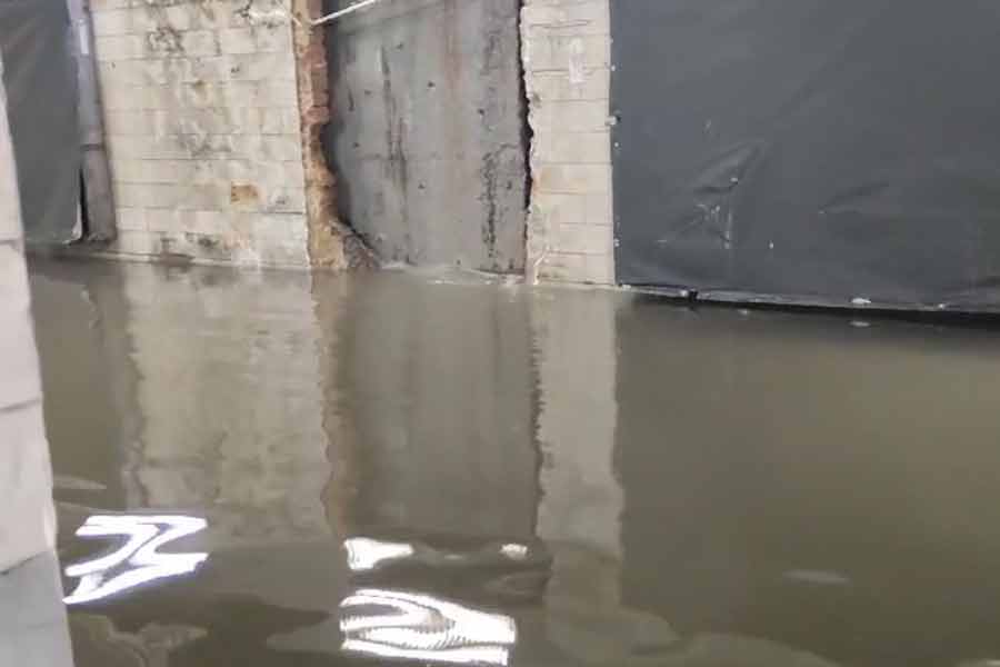 পার্ক স্ট্রিট মেট্রো স্টেশনের সিঁড়ি দিয়ে জল মেট্রো স্টেশনের ভিতরে প্রবেশ করেছে। এমনকি দেওয়ালের ফাটল দিয়েও জল চুঁইয়ে পড়তে দেখা যাচ্ছে। যাত্রীরা যাতে মেট্রো স্টেশনে প্রবেশ করতে না পারেন, সেই কারণে প্রবেশপথও বন্ধ করে দেওয়া হয়েছে।