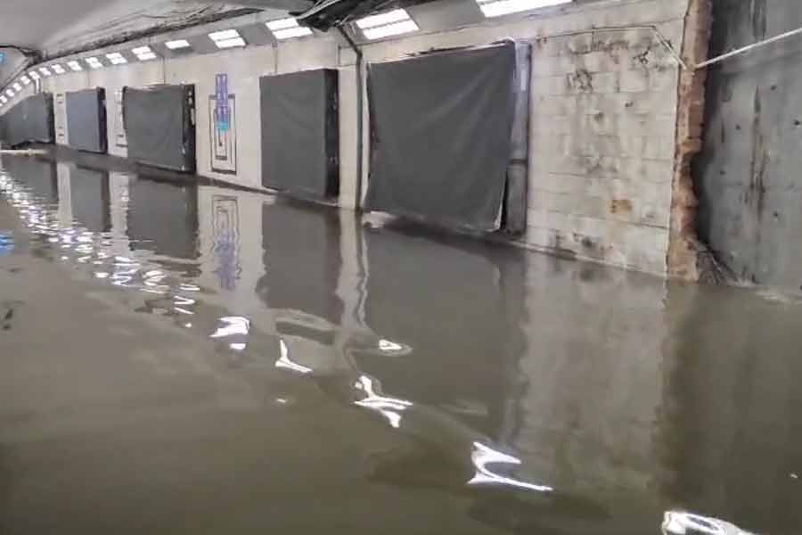 রেমাল ঘূর্ণিঝড়ে ক্ষয়ক্ষতির আশঙ্কা করে কলকাতা মেট্রোর সব স্টেশনের দায়িত্বে থাকা সুপার এবং শিফ্‌ট ইন-চার্জদের রবিবার স্টেশনে হাজির থাকার নির্দেশ দিয়েছিলেন মেট্রো কর্তৃপক্ষ। 