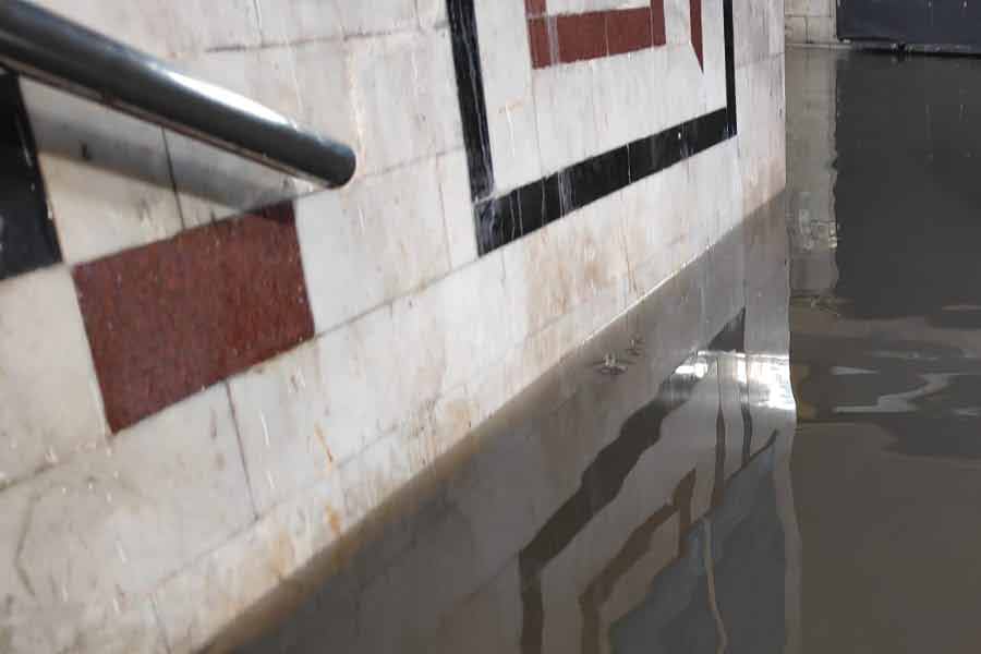 কিন্তু ঝড় উপকূলে আছড়ে পড়ার অনেক আগেই কবি নজরুল স্টেশনে শেডের একাংশ উড়ে যাওয়ায় রবিবার সন্ধ্যায় প্রায় দু’ঘণ্টা মেট্রো পরিষেবা ব্যাহত হয়। 