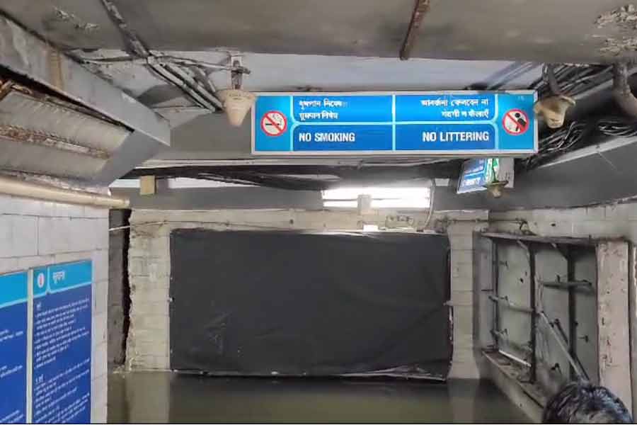 মেট্রো সূত্রের খবর, রবিবার দুপুরের দিকে গড়িয়া সংলগ্ন কবি নজরুল স্টেশনে ভাঙা শেডের একাংশ ফের ঝোড়ো হাওয়ার দাপটে খুলে যায় বলে অভিযোগ। প্রসঙ্গত, সপ্তাহ তিনেক আগে, গত ৭ মে সন্ধ্যার ঝড়বৃষ্টিতে ওই স্টেশনেরই শেডের একাংশ উড়ে গিয়েছিল। তার পরে কাগজেকলমে ওই শেডের মেরামতির কাজ শুরু হলেও বাস্তবে সেই কাজ প্রায় কিছুই এগোয়নি বলে অভিযোগ। 