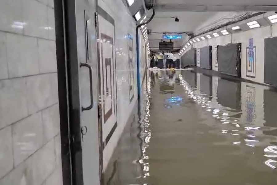 ঝড়ে শেডের একটি অংশ ফের ভেঙে যাওয়ার পরে সমস্যা মেটাতে খবর দেওয়া হয় সংশ্লিষ্ট বিভাগকে। তারা বিকেলের পরে কাজ শুরু করায় ওই পথে মেট্রো পরিষেবা বন্ধ রাখা হয়। 