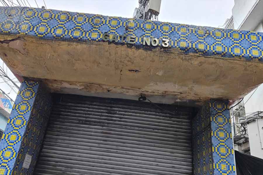 অবশ্য ঝড়ের সতর্কতার কথা জানিয়ে পরিষেবা বন্ধ রাখা হয়েছে বলে জানান মেট্রো কর্তৃপক্ষ। তাতে অনেকেই মনে করেন, মেট্রোর উড়ালপথে বিপত্তির আশঙ্কায় হয়তো পরিষেবা বন্ধ রাখা হচ্ছে। পরে সমস্যা মিটে গেলে পরিষেবা আবার স্বাভাবিক হওয়ার কথা জানানো হয়।