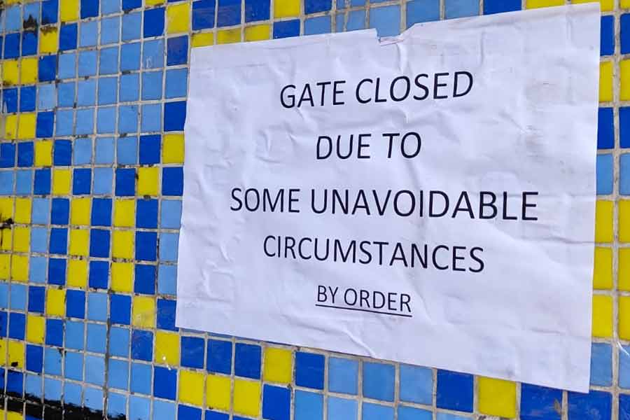 মেট্রো কর্তৃপক্ষের তরফে জানানো হয়েছে যে, সোমবার সকালে কলকাতার রাস্তাঘাটে জল জমে যাওয়ার কারণে এই ঘটনা ঘটেছে। মাটি জল শুষে নেওয়ার কারণে পার্ক স্ট্রিট মেট্রো স্টেশনের ভিতরে জল নেমে এসেছে। তার ফলে প্ল্যাটফর্ম থেকে ট্র্যাকেও জল জমে গিয়েছে। যাত্রীদের সুরক্ষার খাতিরে মেট্রো চলাচল আংশিক বন্ধ রাখা হয়েছে। জল সরানোর কাজ দ্রুত সম্পূর্ণ হলে মেট্রো পরিষেবা স্বাভাবিক হয়ে যাবে বলে আশ্বাস দিয়েছেন মেট্রো কর্তৃপক্ষ।