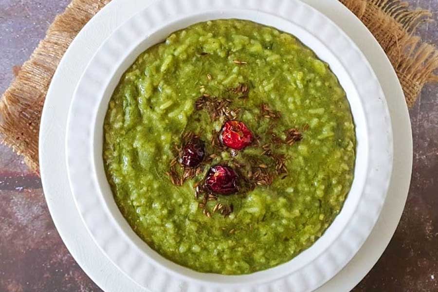 পালং খিচুড়ি।