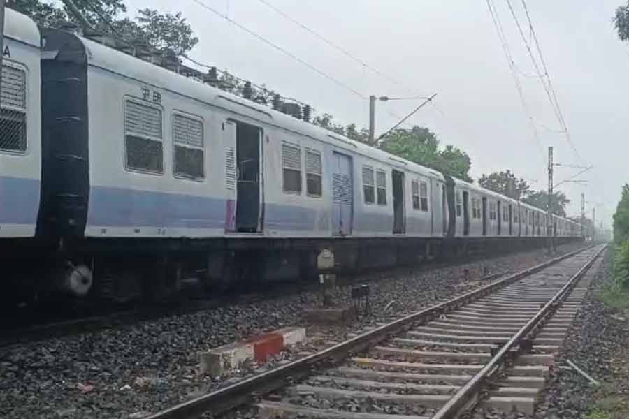 Train service interrupted due to cyclone Remal in How-Tarakeswar Up line dgtld