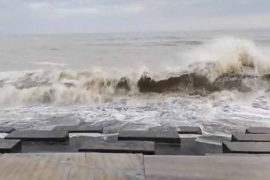 রবিবার সকাল থেকে আকাশের মুখভার ছিল। সমুদ্রে দেখা গিয়েছে উত্তাল ঢেউ। বেলা গড়ানোর সঙ্গে ঝড়বৃষ্টির পরিমাণ বাড়তে থাকে। রবিবার রাতেই পশ্চিমবঙ্গের উপকূলে আছড়ে পড়ে রেমাল। রেমালের গতিবেগ ছিল ঘণ্টায় ১০০ থেকে ১১০ কিলোমিটার। সাময়িক সর্বোচ্চ বেগ ছিল ঘণ্টায় ১২০ কিলোমিটার। সোমবার সকালে রেমাল দাপট কমিয়ে সাধারণ ঘূর্ণিঝড়ে পরিণত হয়েছে। তবে ভারী বর্ষণের কারণে জলমগ্ন হয়ে গিয়েছে দুই ২৪ পরগনা এবং কলকাতার বিভিন্ন এলাকা। রেমাল আছড়ে পড়ার প্রায় ১৫ ঘণ্টা পরও দিঘার সমুদ্রসৈকত উত্তাল।