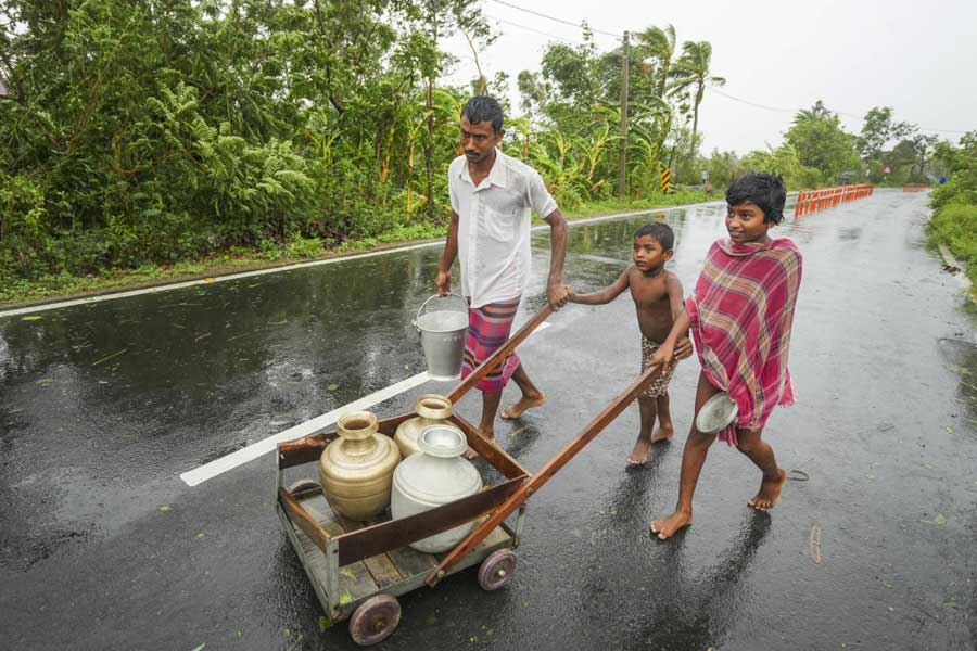 দক্ষিণ ২৪ পরগনার সাগরদ্বীপের রাস্তাঘাট বৃষ্টিতে ভেজা। সোমবার সকালেও বৃষ্টি থামেনি সেখানে।