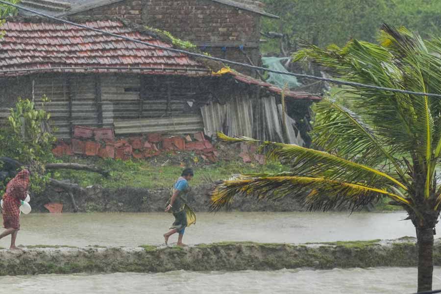 সোমবার দিনভর বৃষ্টি থামেনি গোসাবা এলাকায়। সঙ্গে বইছে ঝোড়ো হাওয়াও।