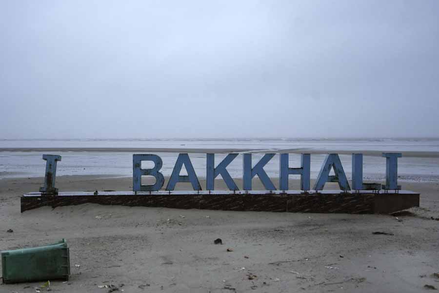 বকখালির সমুদ্রসৈকতে পর্যটকেরা ঘুরতে গেলেই ‘আই লভ বকখালি’ লেখা গ্লো-সাইনবোর্ডের সামনে দাঁড়িয়ে ছবি তুলতে পছন্দ করেন। রেমালের ঝড়ের দাপটে সেই সাইনবোর্ড থেকে ভালবাসার চিহ্নই উড়ে গিয়েছে। ‘ভালবাসা’ ছাড়া এখন একা দাঁড়িয়ে রয়েছে ‘আমি বকখালি’। দুই শব্দের মাঝে এখন বিস্তর ব্যবধান।