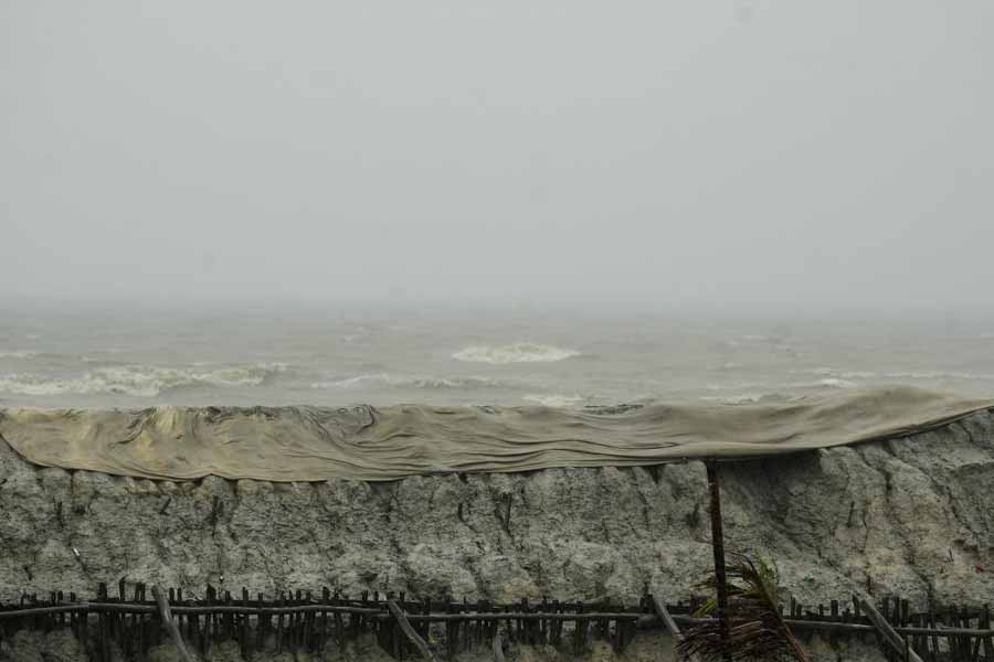 বকখালি এলাকায় বাঁধ ভেঙে যেন জল ঢুকে না পড়ে, তার জন্য আপৎকালীন ব্যবস্থা নেওয়া হয়েছে। 