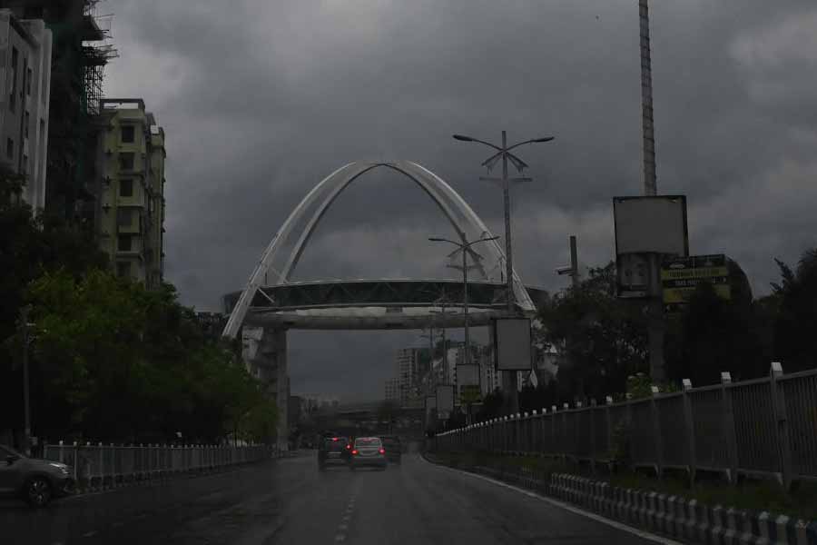 রবিবার বিকেল থেকেই দফায় দফায় মাঝারি থেকে ভারী বৃষ্টিতে ভিজেছে নিউ টাউন। সোমবার দিনভর বৃষ্টি থামেনি সেখানে। রাস্তায় জলও জমে গিয়েছে। সকাল থেকেই নিউ টাউনের আকাশের মুখভার।