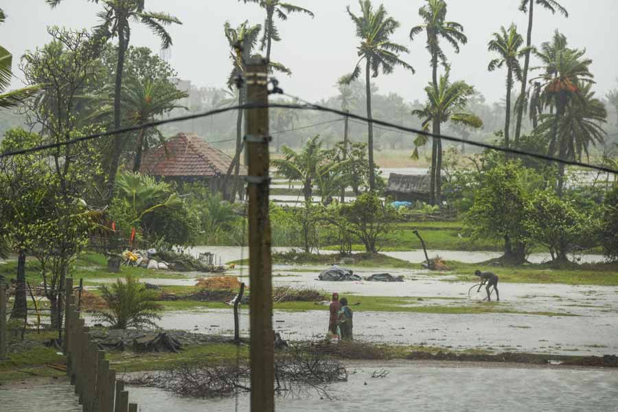 জলমগ্ন হয়ে রয়েছে দক্ষিণ ২৪ পরগনার নিমপীঠ। সোমবার সকালে বৃষ্টি থামেনি সেখানেও।