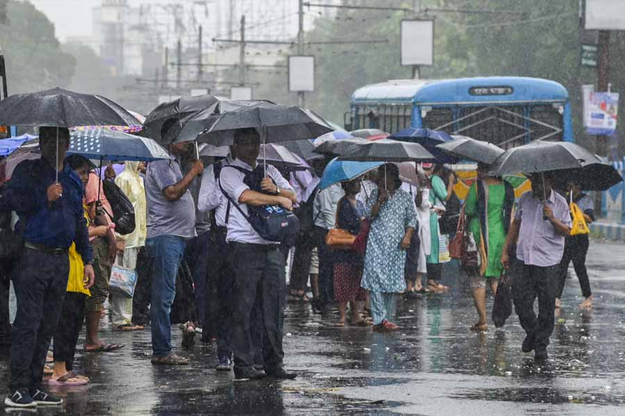 সোমবার সকাল থেকে বৃষ্টির কারণে কলকাতার মেট্রো পরিষেবা আংশিক ভাবে বন্ধ ছিল। রাস্তায় বাস-ট্যাক্সির সংখ্যাও ছিল কম। ফলে ছাতা মাথায় রাস্তার কোথাও কোথাও নিত্যযাত্রীদের ভিড় দেখা যাচ্ছে।