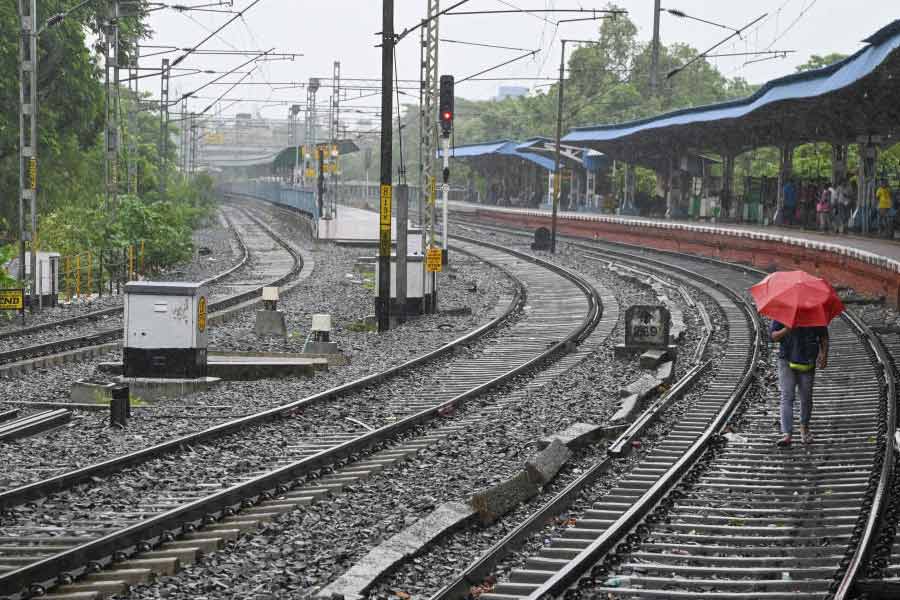 রেমালের জন্য রেল পরিষেবাও বিঘ্নিত হয়েছে। একাধিক ট্রেন বাতিল করা হয়েছে বলে রেল কর্তৃপক্ষ সূত্রে খবর। দক্ষিণ কলকাতার একটি স্টেশনের বৃষ্টিভেজা ছবি।