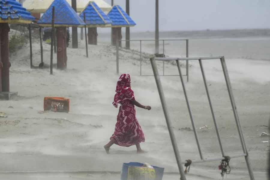 বকখালির সমুদ্রতটে ঘূর্ণিঝড়ের প্রভাবে বয়ে চলেছে ঝোড়ো হাওয়া। উত্তাল থাকার কারণে সমুদ্রে যেতে নিষেধ করা হয়েছে মৎস্যজীবীদের। 