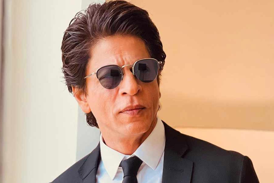 বলিউডের ‘বাদশা’ শাহরুখ খান। তিন দশকের কেরিয়ারে শতাধিক হিন্দি ছবিতে অভিনয় করেছেন তিনি। বলিপাড়া সূত্রে খবর, এত বছরে হিন্দি ছবিতে তারকারা যত পোশাক পরেছেন, মূল্যের নিরিখে নির্বাচন করলে সেই তালিকায় সকলের প্রথমে নাম লিখিয়েছেন শাহরুখ। বড় পর্দায় ‘সবচেয়ে দামি’ পোশাক পরে নজির গড়েছেন তিনি।