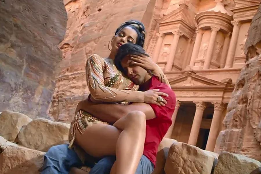 ২০১৩ সালে রাকেশ রোশনের পরিচালনায় প্রেক্ষাগৃহে মুক্তি পায় ‘কৃশ থ্রি’। এই ছবিতে হৃতিক রোশন, প্রিয়ঙ্কা চোপড়া জোনাস, বিবেক ওবেরয় এবং কঙ্গনা রানাউত অভিনয় করেন। হৃতিকের মুখোশের পাশাপাশি এই ছবিতে নজর কাড়ে কঙ্গনার পোশাকও।