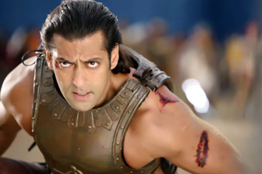 ‘বীর’ ছবিতে চিত্রনাট্যের প্রয়োজনে কখনও যোদ্ধার বেশ ধরেছেন, কখনও বা কোট-প্যান্ট-টুপির উপর ভরসা রেখেছেন সলমন। বলিপাড়া সূত্রে খবর, এই ছবিতে প্রায় ২০ লক্ষ টাকার পোশাক পরেছিলেন তিনি।