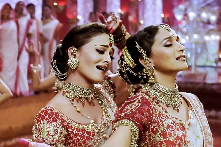 সঞ্জয় লীলা ভন্সালীর পরিচালনায় প্রেক্ষাগৃহে মুক্তি পায় ‘দেবদাস’। এই ছবি মুক্তির পর ছবির দুই অভিনেত্রী ঐশ্বর্যা রাই বচ্চন এবং মাধুরী দীক্ষিতের প্রতিটি পোশাক দর্শকের নজর কাড়ে। এমনকি ওই নকশা অনুকরণ করে বাজারে পোশাক বিক্রিও শুরু হয়।