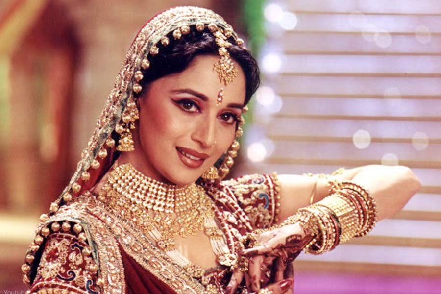 বলিপাড়া সূত্রে খবর, ‘দেবদাস’ ছবিতে সবচেয়ে দামি পোশাক পরেছিলেন মাধুরী। অভিনেত্রীর এক একটি পোশাকের মূল্য ছিল ১৫ লক্ষ টাকার কাছাকাছি।