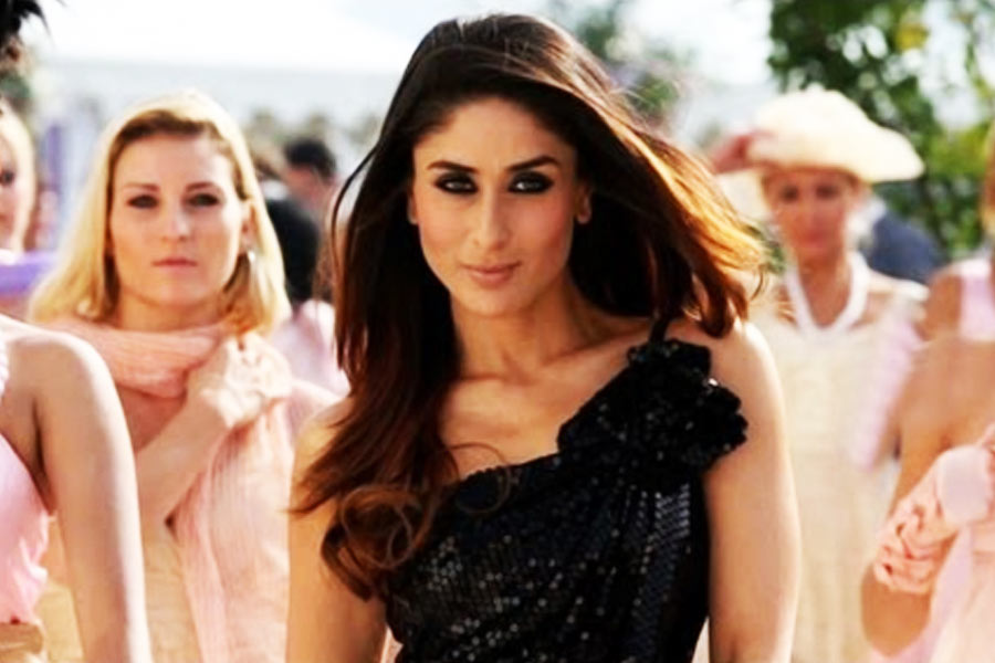 ‘কমবখ্ত ইশ্‌ক’ ছবির একটি গানে একটি কালো রঙের পোশাক পরেছিলেন করিনা। বলিপাড়া সূত্রে খবর, এই পোশাকের মূল্য ছিল আট লক্ষ টাকা।