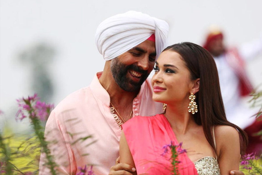 ২০০৮ সালে মুক্তি পাওয়া অক্ষয় কুমার এবং ক্যাটরিনা কইফ অভিনীত ‘সিং ইজ় কিং’ ছবিটি বক্স অফিসে ভাল ব্যবসা করে। এই ছবি মুক্তির সাত বছর পর প্রেক্ষাগৃহে মুক্তি পায় ‘সিং ইজ় ব্লিং’। এই ছবিতে মুখ্যচরিত্রে অক্ষয় অভিনয় করলেও অভিনেত্রীর মুখ বদলে যায়। ক্যাটরিনার পরিবর্তে এই ছবিতে অক্ষয়ের সঙ্গে জুটি বাঁধতে দেখা যায় অ্যামি জ্যাকসনকে।