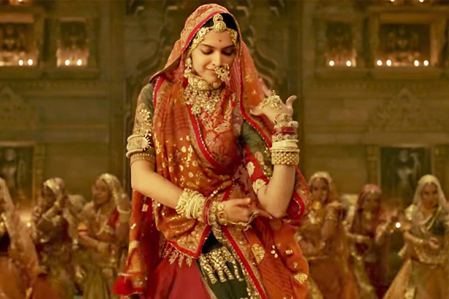 ২০১৮ সালে ভন্সালীর পরিচালনায় প্রেক্ষাগৃহে মুক্তি পায় ‘পদ্মাবত’। বলিপাড়ার অন্দরমহলে কান পাতলে শোনা যায়, এই ছবির ‘ঘুমর’ গানের দৃশ্যে বলি অভিনেত্রী দীপিকা পাড়ুকোন যে লেহঙ্গাটি পরেছিলেন তার ওজন ছিল ৩০ কিলোগ্রাম।