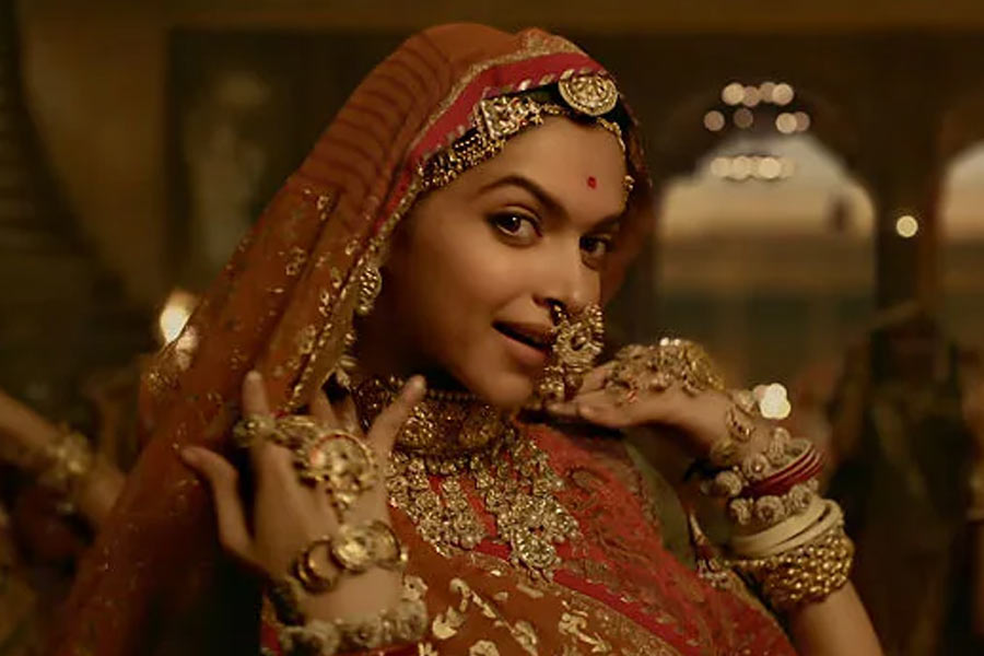 ‘পদ্মাবত’ ছবিতে দীপিকার সুন্দর পোশাকের ভিড়ে ৩০ কেজি ওজনের লেহঙ্গা দামের দিক থেকেও এগিয়ে রয়েছে। বলিপাড়া সূত্রে খবর, এই লেহঙ্গার মূল্য ৩০ লক্ষ টাকা।