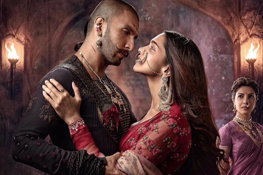 অন্য একটি ইতিহাস-নির্ভর ছবিতে দামি পোশাক পরে নজর কেড়েছিলেন দীপিকা। ২০১৫ সালে ভন্সালীর পরিচালনায় প্রেক্ষাগৃহে মুক্তি পায় ‘বাজিরাও মস্তানি’। দীপিকার পাশাপাশি এই ছবিতে অভিনয় করেন রণবীর সিংহ এবং প্রিয়ঙ্কা চোপড়া জোনাস।