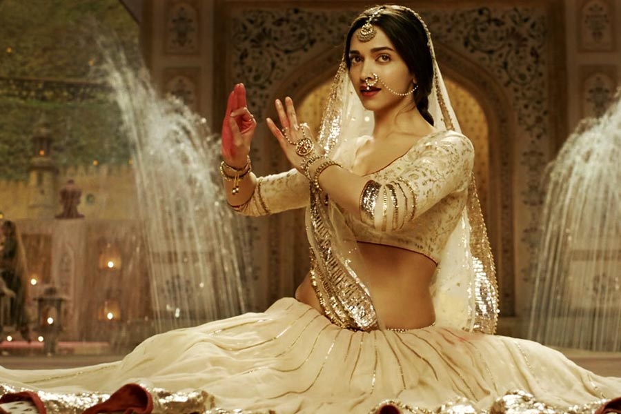 ‘বাজিরাও মস্তানি’ ছবিতে দীপিকার পোশাকগুলি ছিল নজরকাড়া। বলিপাড়া সূত্রে খবর, এই ছবিতে দীপিকার সবচেয়ে দামি পোশাকের মূল্য ছিল ৫০ লক্ষ টাকার কাছাকাছি।