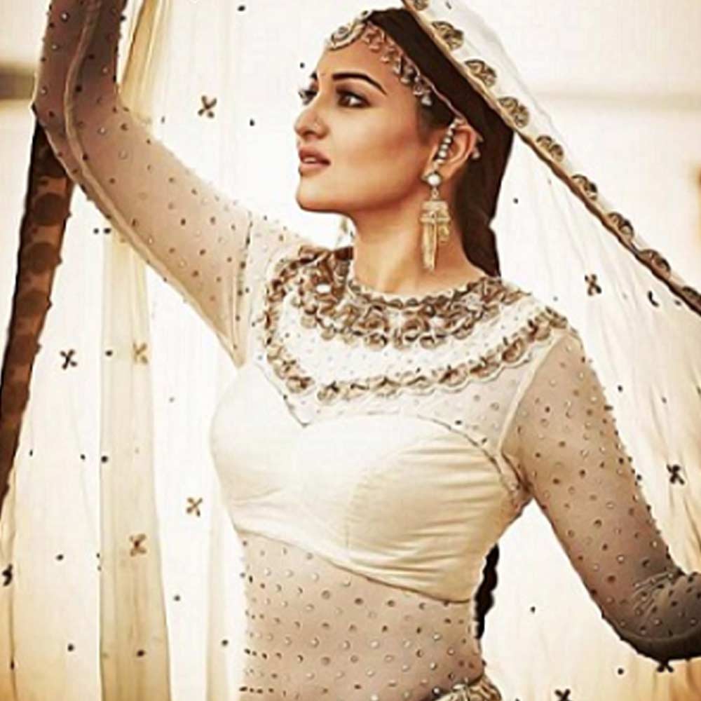 ‘তেভর’ ছবিতে ‘রাধা নাচেগি’ গানের দৃশ্যে সাদা রঙের একটি লেহঙ্গা পরে দেখা যায় সোনাক্ষীকে। বলিপাড়া সূত্রে খবর, এই লেহঙ্গার দাম ৭৫ লক্ষ টাকা।