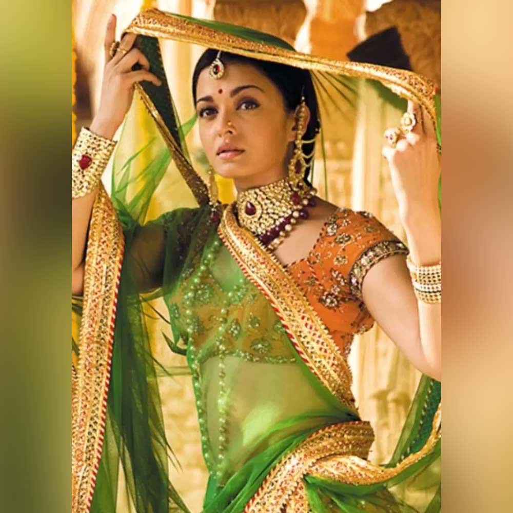 ২০০৮ সালে মুক্তি পাওয়া ইতিহাসনির্ভর ছবি ‘যোধা আকবর’-এ হৃতিক রোশন এবং ঐশ্বর্যা রাই বচ্চনের রাজকীয় পোশাক ছিল চোখধাঁধানো। বলিপাড়া সূত্রে খবর, এই ছবিতে ঐশ্বর্যা যতগুলি পোশাক পরেছেন, সেগুলির প্রতিটির মূল্য দু’লক্ষ টাকার কাছাকাছি।